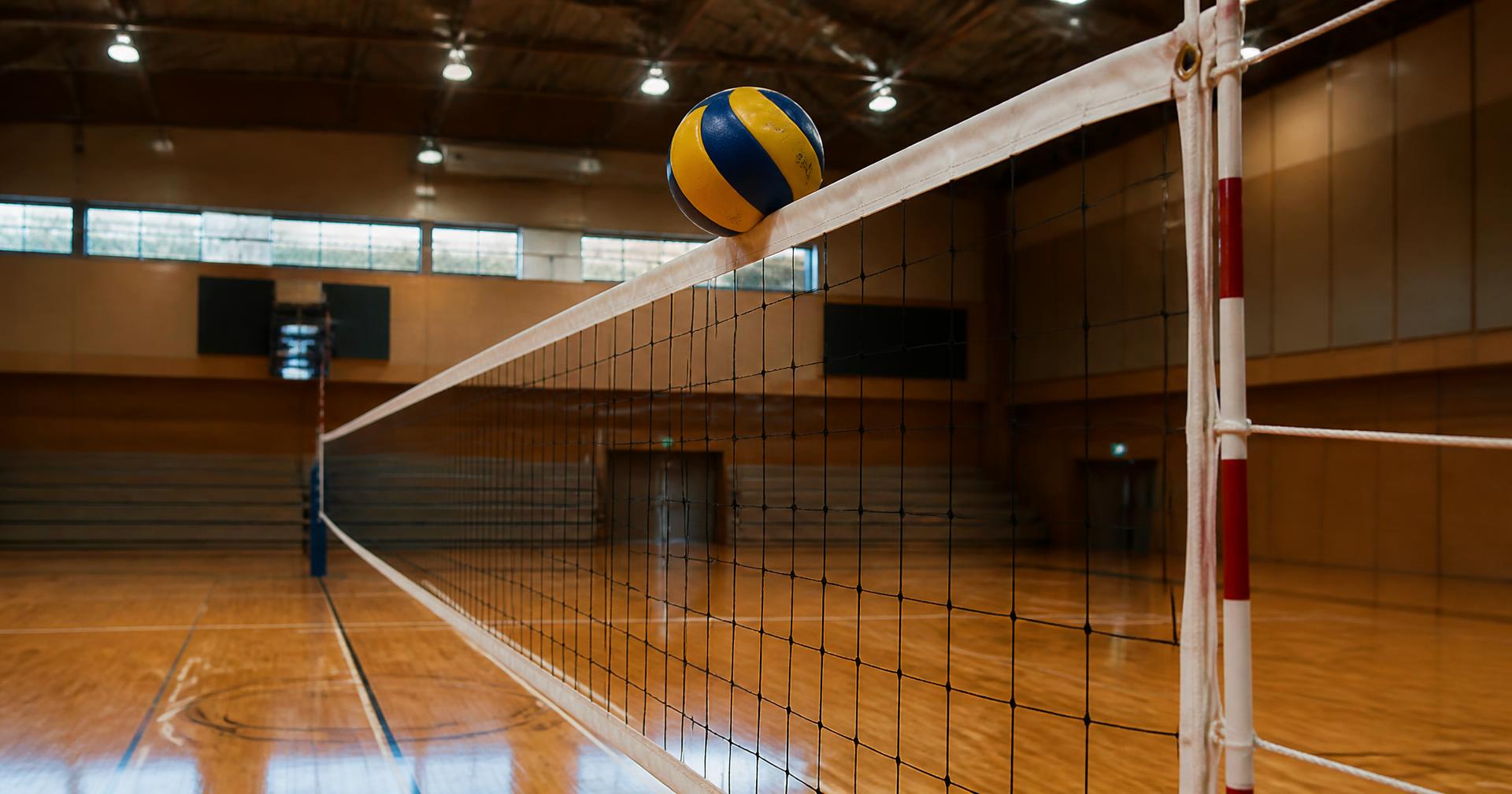 Volleyballnetz in Aktion mit Ball auf der Netzkante
